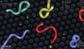 souboj několika hráčů ve hře Slither.io